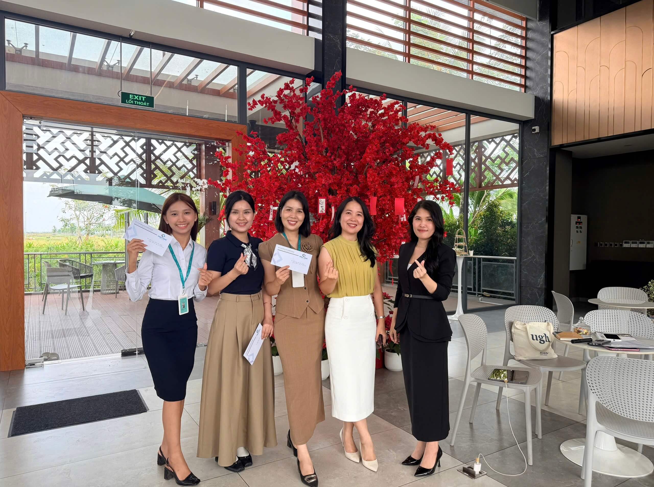 HOA HỒNG NHANH GỌN VINH DANH CỐNG HIẾN