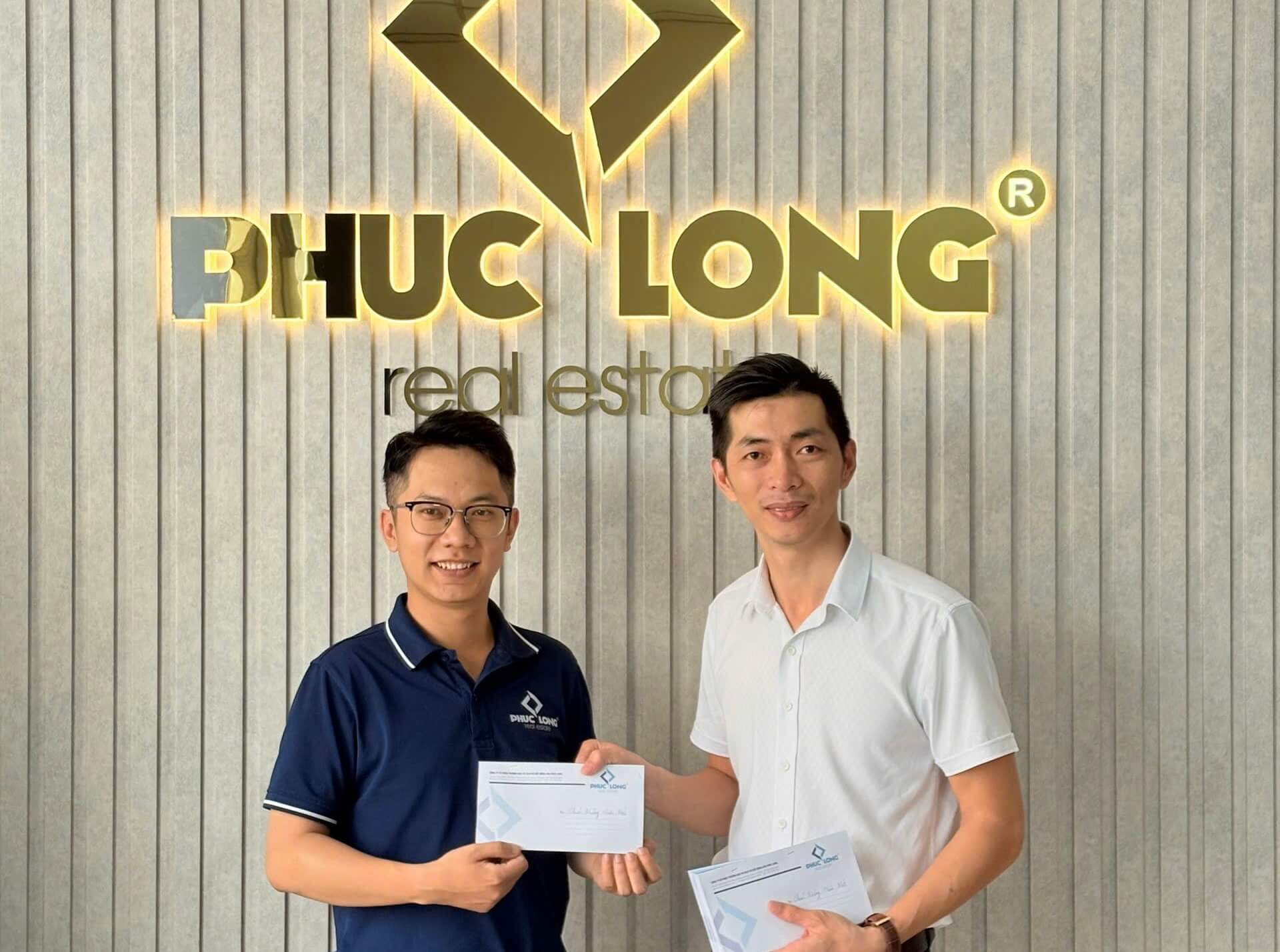 HOA HỒNG NHANH GỌN VINH DANH CỐNG HIẾN