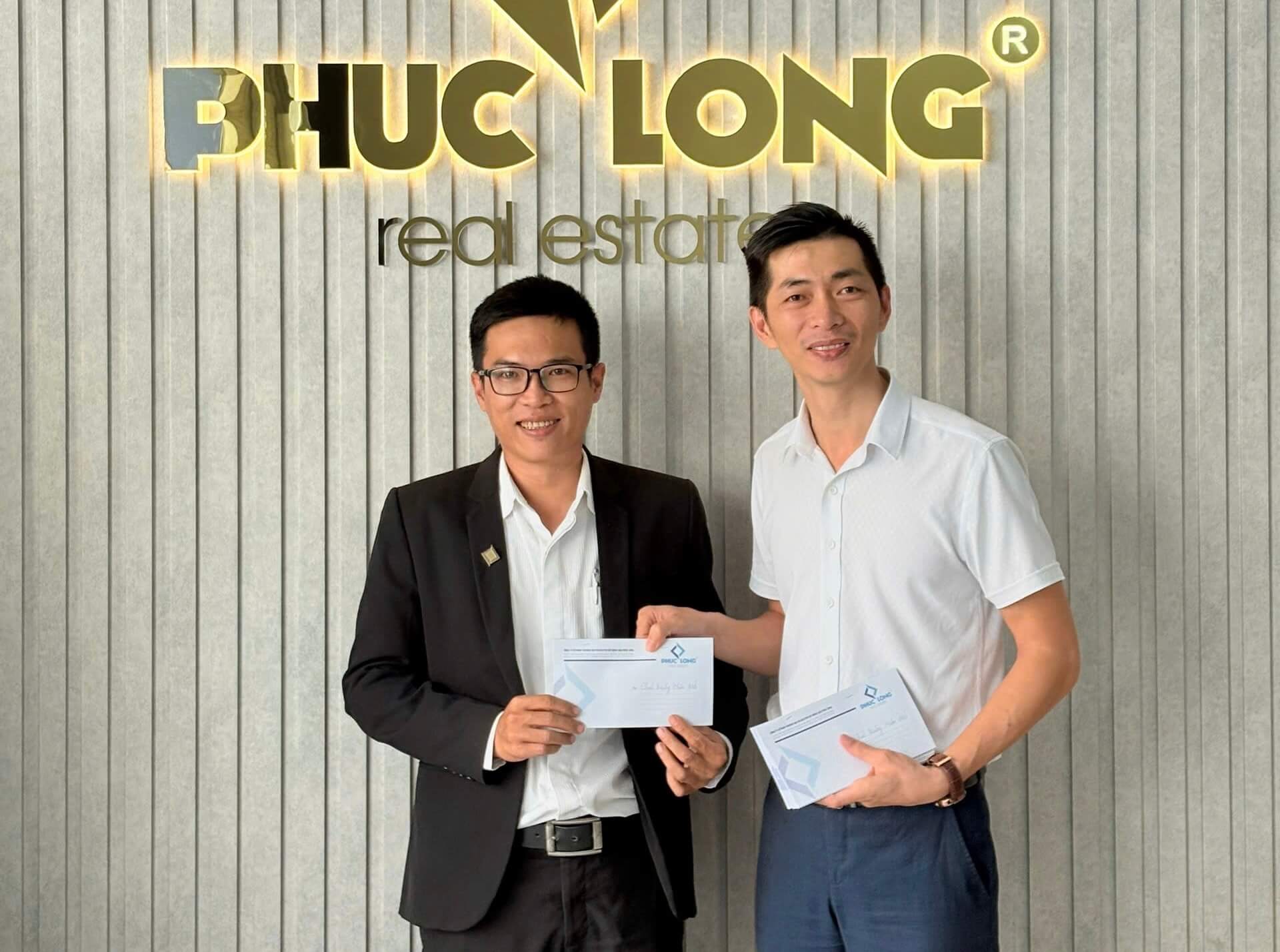 HOA HỒNG NHANH GỌN VINH DANH CỐNG HIẾN