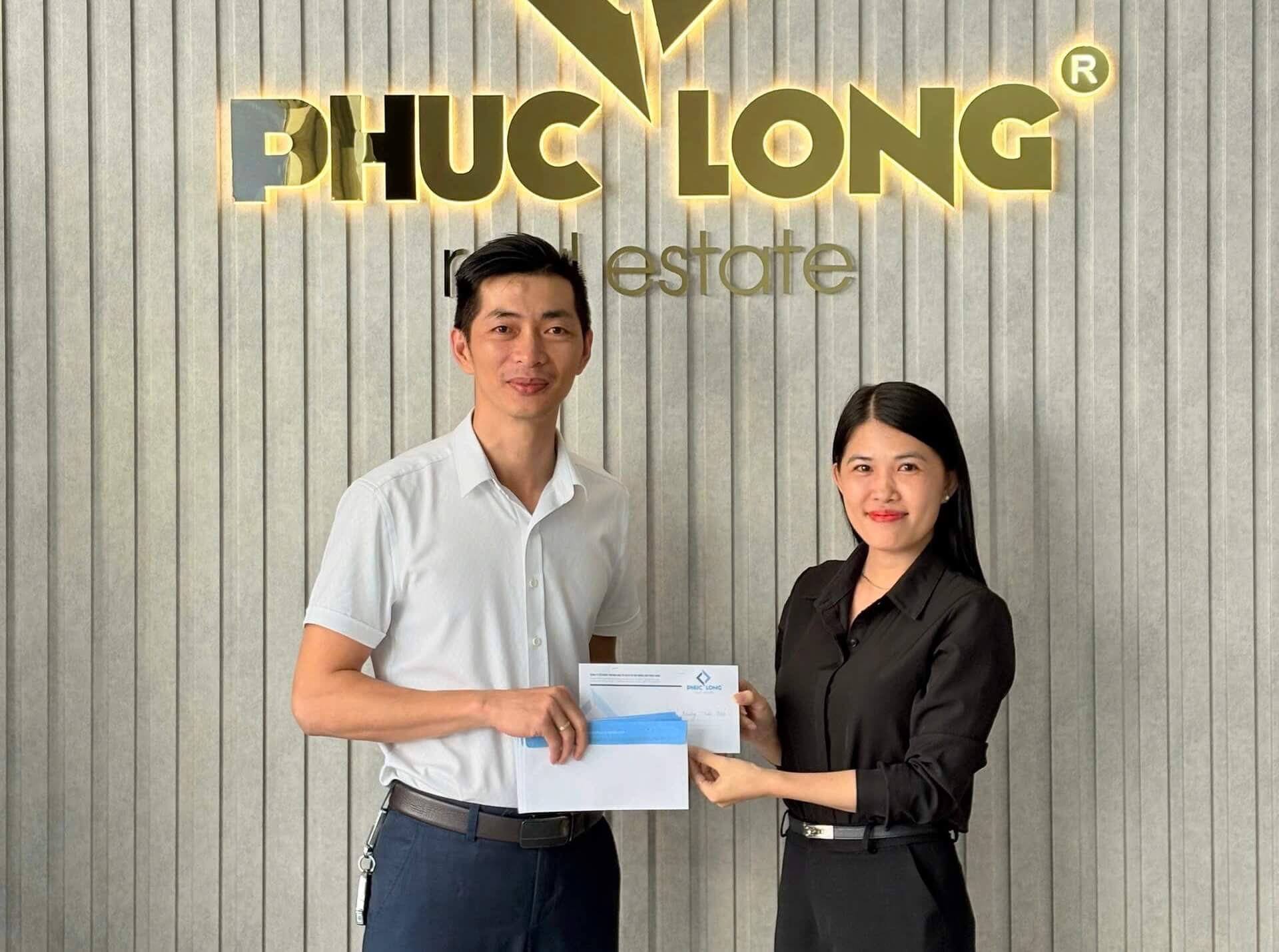 HOA HỒNG NHANH GỌN VINH DANH CỐNG HIẾN